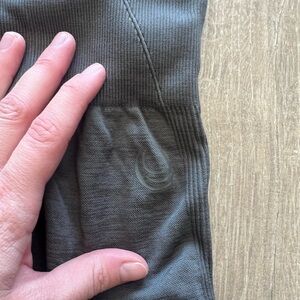 Lazuli Label - Scrunch Seamless Ribbed Contour Shorts - Size M